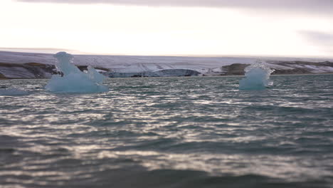 Schwimmendes-Eis-Im-Kalten-Meerwasser-Unter-Einem-Gletscher,-Filmische-Zeitlupe