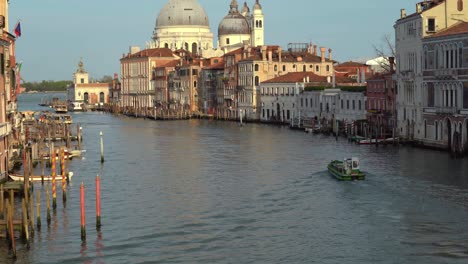 Grünes-Lastkahnboot-Verlässt-Den-Canale-Grande-In-Venedig