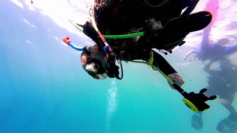 Bucear-Para-Explorar-Las-Profundidades-Submarinas-Del-Mar-Rojo,-Dahab,-Península-Del-Sinaí,-Egipto---Toma-Submarina