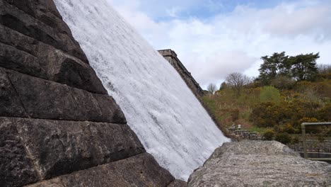 Seitenansicht-Des-Fernworthy-Reservoir-Wehr-Im-Dartmoor-Nationalpark,-Devon,-England