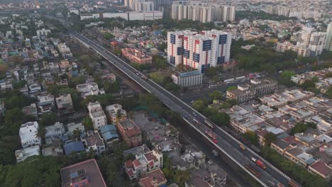 Una-Fascinante-Vista-Aérea-Del-Paisaje-Urbano-De-Chennai,-Con-Nubes-Que-Proyectan-Sombras-Dramáticas-Sobre-El-Paisaje-Urbano