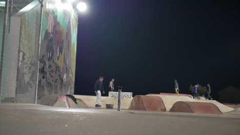 Nachtvideo-Eines-Skateboarders-Beim-Skaten-Im-Skatepark