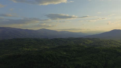 4K-Filmmaterial-Von-Drohnen-Aus-Der-Luft,-Das-Bei-Sonnenuntergang-In-Den-Bergen-Fliegt