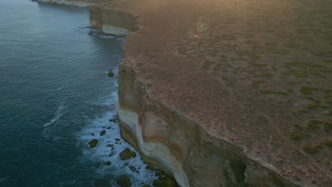 Vista-Aérea-Hacia-Atrás-De-Los-Acantilados-De-Nullarbor-Durante-El-Día-En-El-Sur-De-Australia