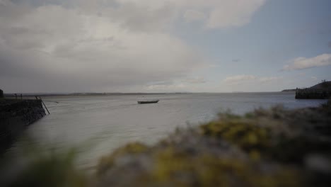 Kleines-Boot-Vor-Anker-Am-Fluss-Earn-In-Schottland