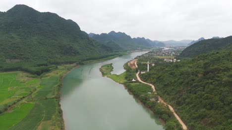Nestled-in-the-Red-River-Delta-of-northern-Vietnam-is-a-small-city-known-as-Ninh-Bình
