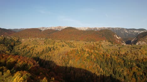 Magura-Dorf-Im-Herbst-Mit-Lebendigem-Herbstlaub-Und-Bergen,-Luftaufnahme