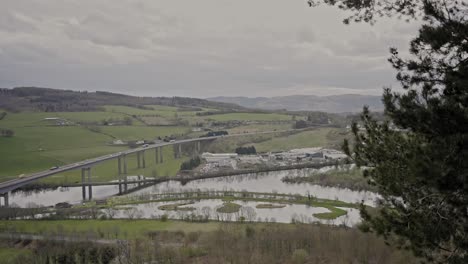 Vista-De-Gran-Angular-De-La-Cumbre-Del-Puente-Friarton-En-Perth,-Escocia