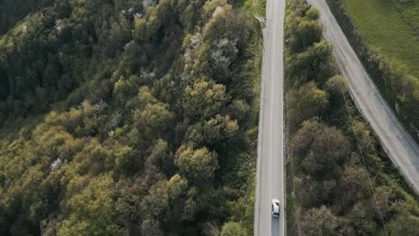 Coche-Conduciendo-Por-El-Paso-De-Montaña-Hasta-El-Bassano-Del-Grappa-En-Italia---Toma-Aérea