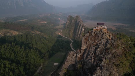 Drohnenaufnahme-Eines-Aussichtspunkts-Auf-Den-Klippen-In-Vang-Vieng,-Der-Abenteuerhauptstadt-Von-Laos