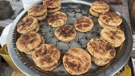 Primer-Plano-Giratorio-De-Litti-Chokha-Después-De-Haber-Sido-Cocinado-O-Asado-A-Fuego-Abierto