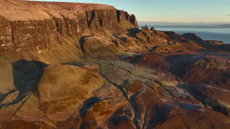 Deslizamiento-De-Tierra-Antiguo-Y-Páramos-Irregulares-Bañados-Por-La-Luz-Del-Amanecer-De-Invierno