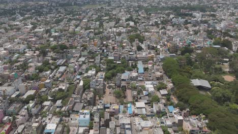 Un-Cautivador-Metraje-De-Drones-Que-Captura-La-Esencia-Del-Paisaje-Urbano-De-Chennai,-Con-Nubes-Que-Añaden-Un-Elemento-Dinámico-A-La-Escena.