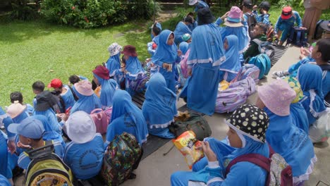 Niños-En-La-Audiencia-Viendo-El-Espectáculo-De-Aves-De-Bali