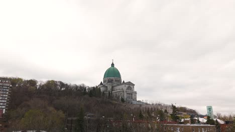 Drone-Volando-Hasta-El-Oratorio-De-San-José-Del-Monte-Real,-Basílica-Católica-En-Montreal