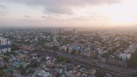 Imágenes-Aéreas-Inmersivas-Que-Revelan-La-Vibrante-Vida-De-Chennai,-Con-Vecindarios-Residenciales,-Calles-Concurridas-Y-Patrones-De-Tráfico-Dinámicos.