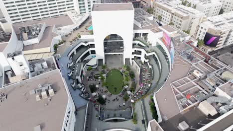 Patio-En-Un-Centro-Comercial-Y-De-Entretenimiento:-Revelación-Aérea-Ascendente