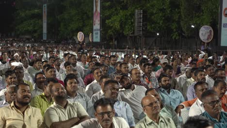 Un-Gran-Número-De-Indios-Participan-En-La-Campaña-Electoral-De-Lok-Sabha-Por-Uddhav-Thackeray-En-El-Terreno-Universitario-De-Warje-Por-La-Noche