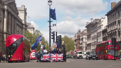 Cámara-Lenta-De-Una-Protesta-Pro-Europa-En-La-Ciudad-De-Westminster.