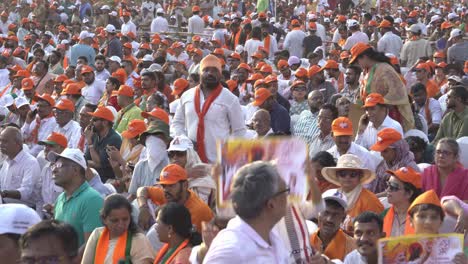 Multitud-De-Personas-Escuchando-La-Campaña-Electoral-Del-Primer-Ministro-Modi-Lok-Sabha-Celebrada-En-El-Hipódromo