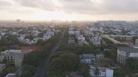 Ein-Dynamisches-Luftpanorama-Der-Stadtlandschaft-Von-Chennai,-Das-Die-Pulsierende-Energie-Der-Stadt-Einfängt,-Während-Der-Verkehr-Durch-Ihre-Arterien-Fließt