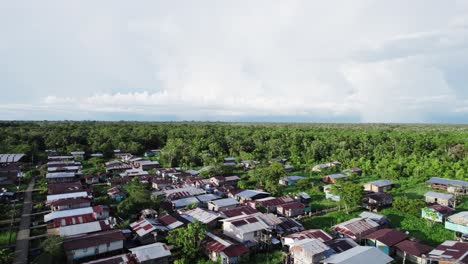 Zonas-Habitacionales-A-Orillas-Del-Río-Atrato-En-Chocó,-Colombia.