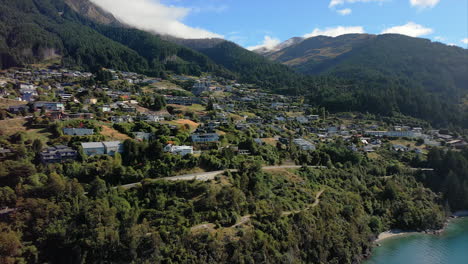 Bahía-Y-Puerto-De-Queenstown-Con-Vista-Al-Lago-Wakatipu,-Isla-Sur-De-Nueva-Zelanda---Empuje-Aéreo