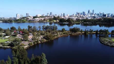 Schwenk-Nach-Links-über-Die-Skyline-Der-Stadt-Perth-Und-Den-Swan-River-In-Westaustralien