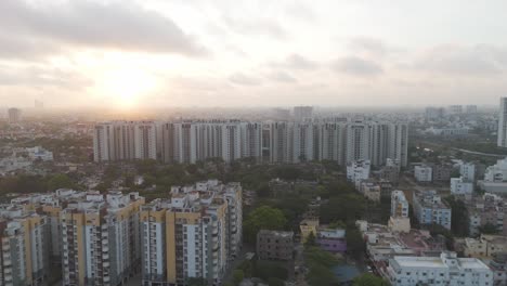 Imágenes-Dinámicas-De-Drones-Del-Horizonte-De-Chennai,-Que-Capturan-La-Energía-Vibrante-De-La-Ciudad-En-Medio-De-Un-Ambiente-Nublado.