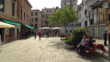 Gente-Disfrutando-Del-Sol-En-La-Histórica-Ciudad-Isleña-De-Venecia.