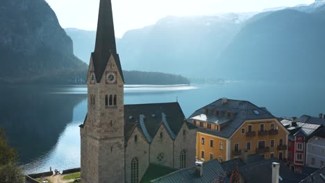 Hallstatt,-a-beautiful-Alpine-village-in-Austria