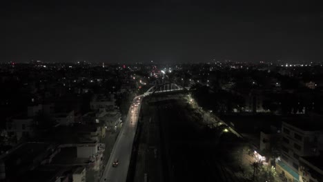 Toma-Aérea-De-Drones-De-La-Ciudad-De-Chennai-Con-Luces-Llenas-De-Vías-Férreas-Y-Tráfico-Que-Pasa