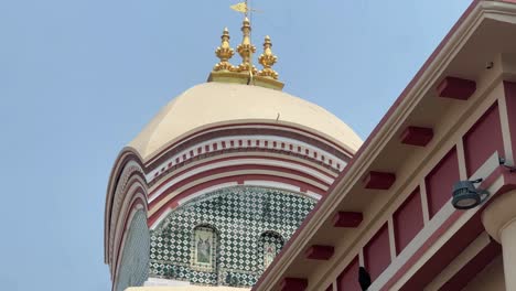 Vista-De-ángulo-Bajo-De-La-Cúpula-Chapada-En-Oro-Del-Templo-Kalighat-En-Kolkata,-India-Durante-La-Tarde-De-Verano