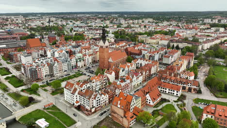 Amplia-Vista-Aérea-De-Elbląg-Con-La-Prominente-Calle