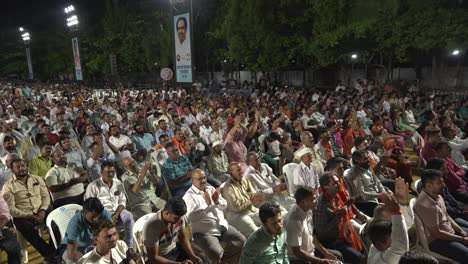 Menschenmenge-Jubelt-Uddhav-Thackeray-Während-Der-Lok-Sabha-Wahlkampfveranstaltung-Auf-Dem-College-Gelände-In-Warje-Zu