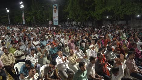 Multitud-De-Personas-Animando-A-Uddhav-Thackeray-Durante-La-Campaña-Electoral-De-Lok-Sabha-Celebrada-En-El-Terreno-Universitario-De-Warje