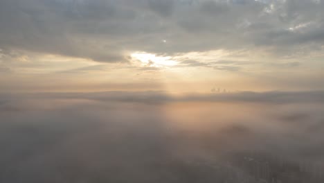 Este-Video-De-Un-Dron-En-4k-Muestra-Nubes-Bajas-Y-Pesadas-Sobre-Toronto,-Canadá