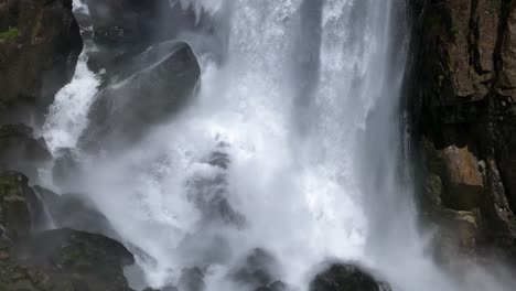 Primer-Plano-De-La-Poderosa-Cascada-De-Las-Cataratas-Seerenbach,-Un-Espectáculo-Oculto-De-La-Naturaleza-En-Walensee,-Suiza