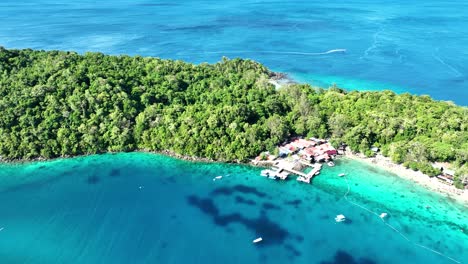 Iboih-beach-on-rubiah-island-with-vibrant-coral-reefs-and-boats,-ideal-for-snorkeling,-aerial-view