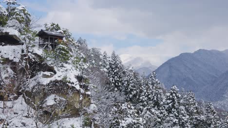 Buddhistischer-Bergtempel-In-Yamagata,-Japan,-Schneebedeckte-Winterlandschaft