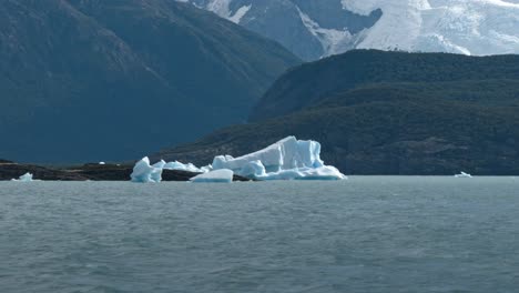 Imágenes-Del-Lago-Argentino,-El-Lago-Más-Grande-Y-Austral-De-La-Patagonia-Argentina