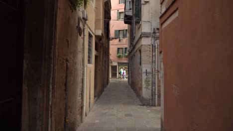 Calle-Muy-Estrecha-En-Venecia-Con-Hermosas-Casas-Antiguas-De-Ambos-Lados.