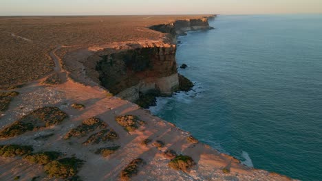 Toma-De-Paralaje-Con-Drones-De-Los-Acantilados-De-Nullarbor-Durante-La-Puesta-De-Sol-En-El-Sur-De-Australia