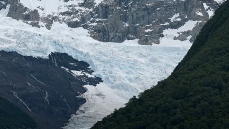 El-Lago-Argentino-Es-El-Más-Grande-Y-Austral-De-La-Patagonia-Argentina.