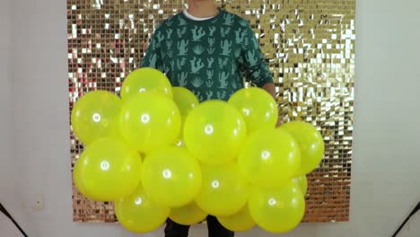 Mann-Hält-Eine-Reihe-Gelber-Latexballons-Für-Eine-Party