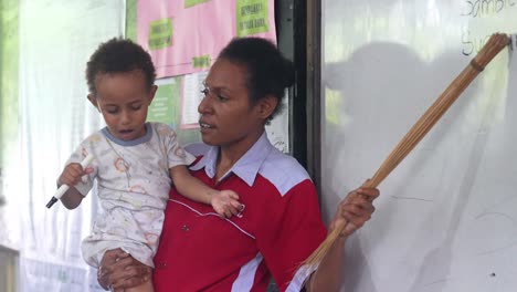 Frau-Dunkelhäutige-Asiatische-Lehrerin-Mit-Baby-Unterricht-Vor-Dem-Klassenzimmer