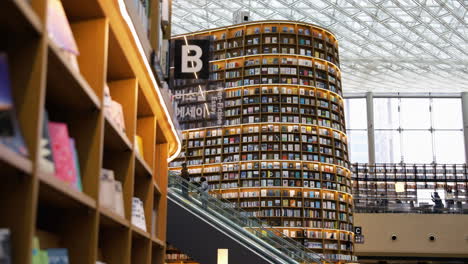 Interior-Contemporáneo-De-La-Biblioteca-Starfield-Con-Escaleras-Mecánicas-Y-Estanterías-Del-Suelo-Al-Techo.