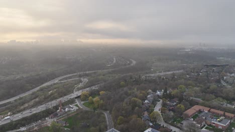 Dieses-4K-Drohnenvideo-Zeigt-Schwere-Wolken-über-Dem-Don-Valley-In-Toronto,-Kanada