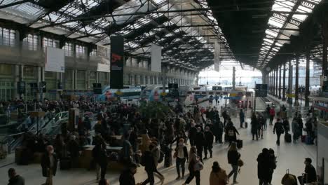 Crowed-train-station-hall-in-slow-motion-in-Gare-de-Lyon,-Paris