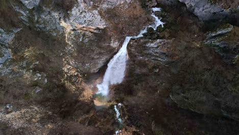 Herauszoomende-Drohnenansicht-Des-Wunderschönen-Und-Majestätischen-Skakavica-Wasserfalls-Im-Felsigen-Tal-Von-Montenegro
